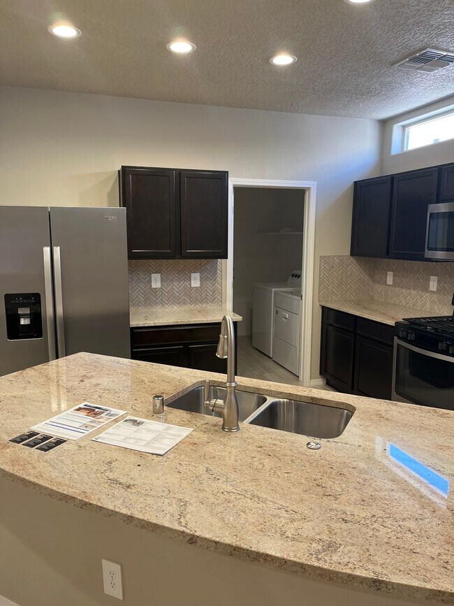 Foto del edificio - 1 year young Los Lunas home