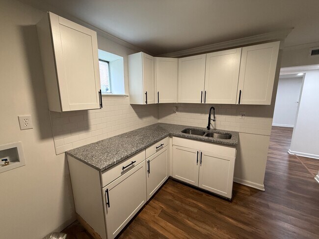 Cocina con encimeras de granito - 3320 Clifton Ave