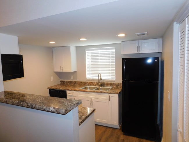 Building Photo - Villas at City Center