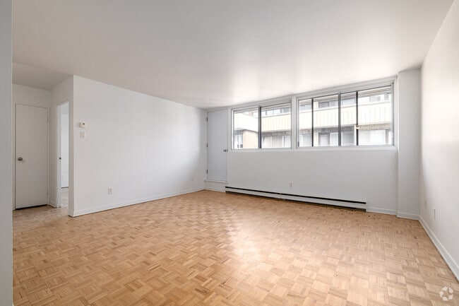 2BR, 2BA - Living Room - 5505 Boul Cavendish