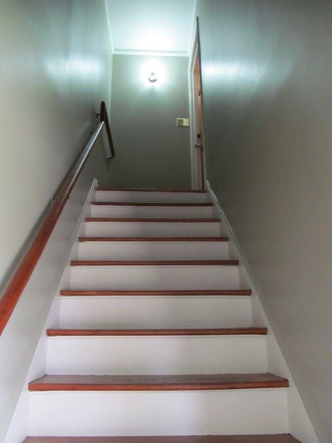 Building Photo - Fantastic 1/2 of Duplex in Desirable Garde...