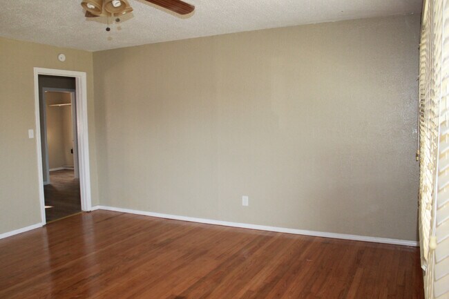 Building Photo - Storm Shelter! 3 beds, 2 baths, 2 living a...