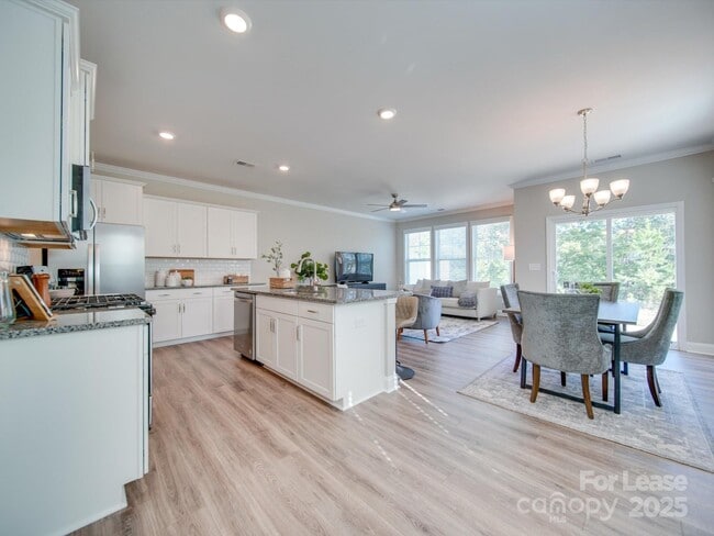 Building Photo - 574 Altamonte Dr
