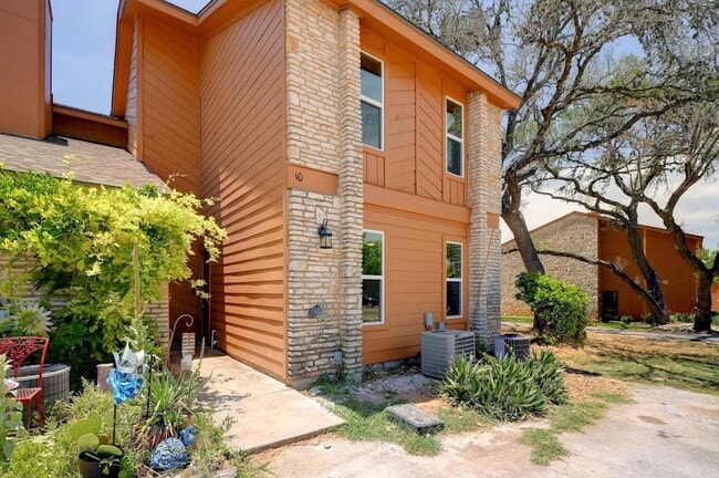 Foto del edificio - 10 Cypress Fairway Village