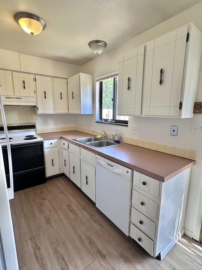 Building Photo - 3107 Azalea Dr