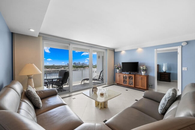 Building Photo - 511 Bayshore Dr