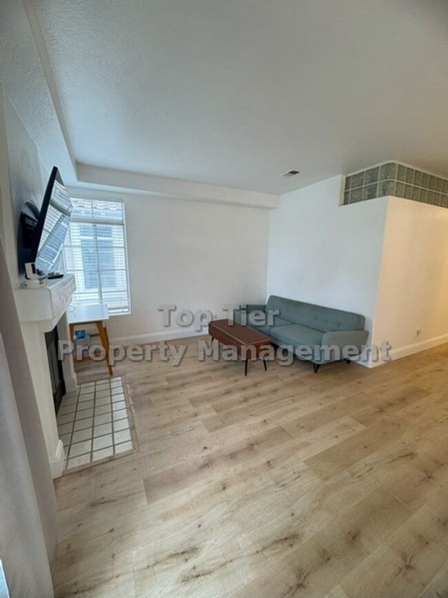 Building Photo - Beautifully Updated 2-Bedroom, 2-Bath Cond...