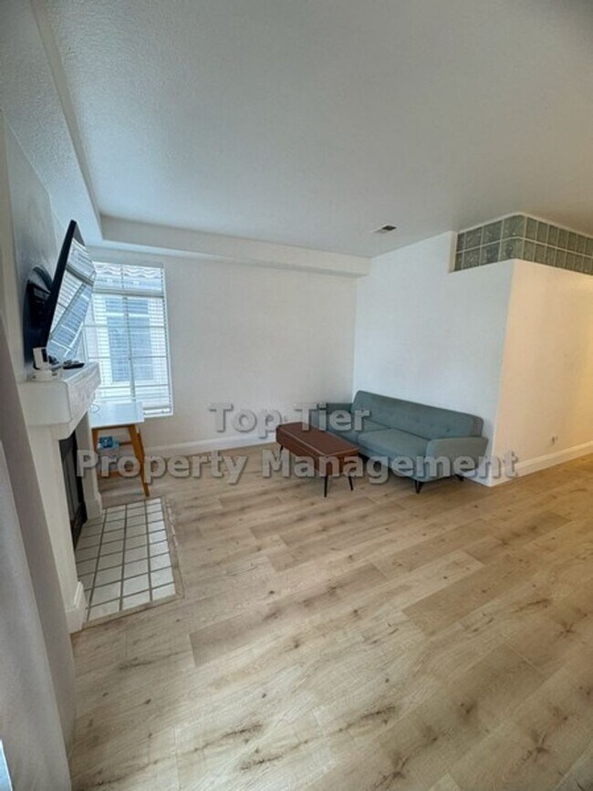 Foto del edificio - Beautifully Updated 2-Bedroom, 2-Bath Cond...