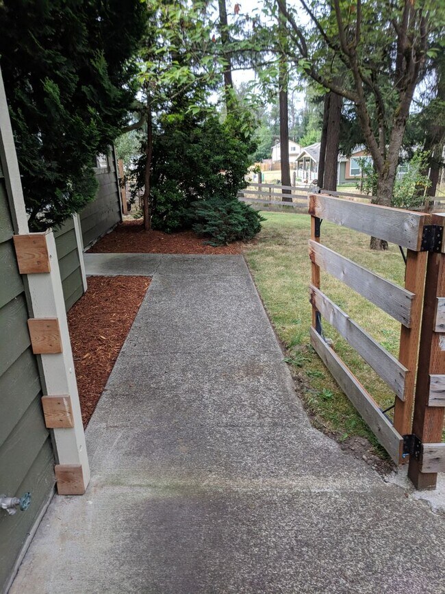 Foto del edificio - 13527-13529 4TH AVE CT E