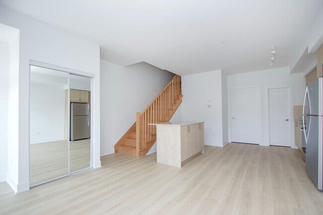 Photo du bâtiment - Contemporary 3-Bedroom Townhouse for Rent ...