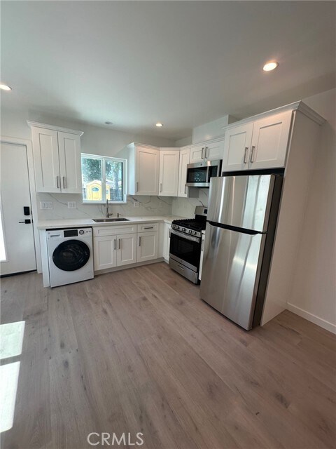 Foto del edificio - 8006 Rhodes Ave