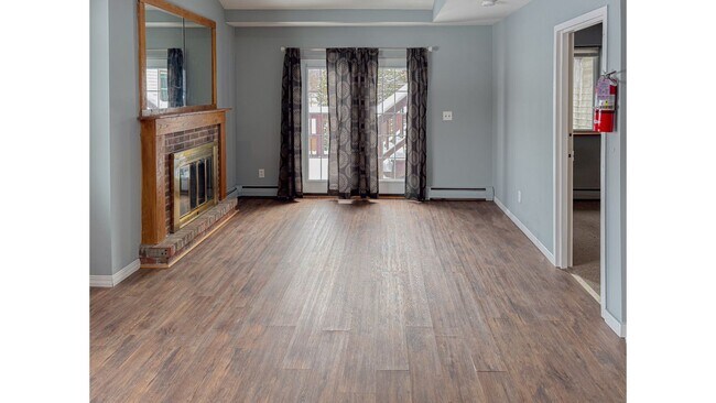 Foto del edificio - 3bed/3bath Renovated Townhome with Garage (Heat Included)