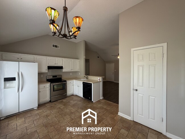 Foto del edificio - Charming 3BR/2BA Bartlett Area Home | Vaulted Ceilings, Fireplace & Fenced Yard