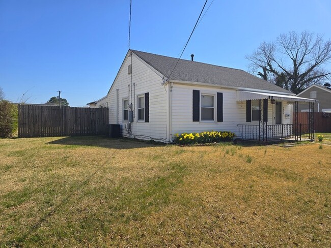 Building Photo - SPACIOUS 3 BEDROOM HOME LOCATED IN NORFOLK...