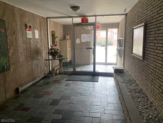 Foto del edificio - 257 River Rd