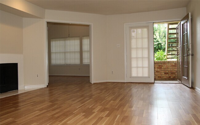 Foto del edificio - 2425 Holly Hall St