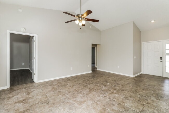 Building Photo - 10244 Rainbow Oaks Dr