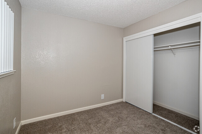 2BR, 1BA - 745SF - Sierra Oaks