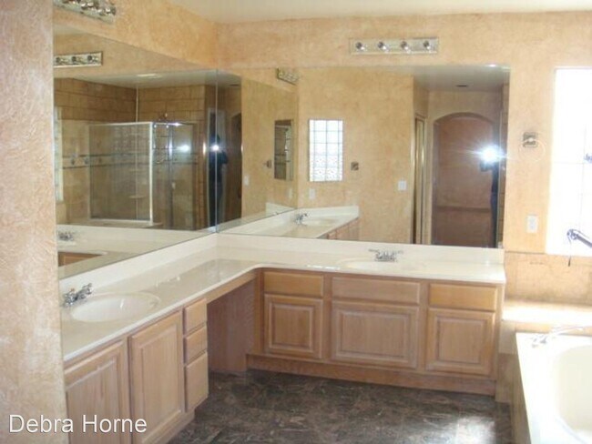 Building Photo - 5 br, 3 bath House - 4019 E Hamblin Dr