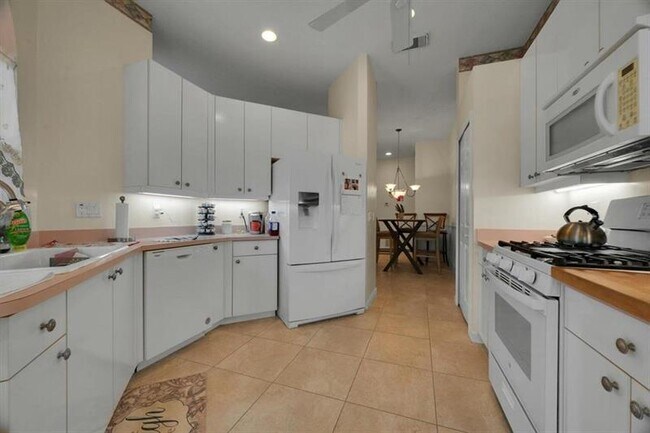 Building Photo - 422 SW Horseshoe Bay