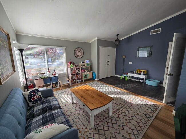 Foto del edificio - Spacious and Charming 3-bed, 2-bath Proper...