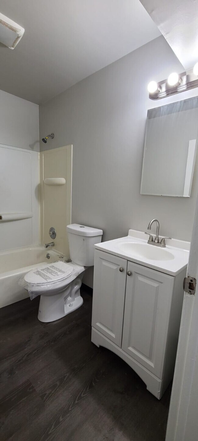 Building Photo - Hillcrest Apartments