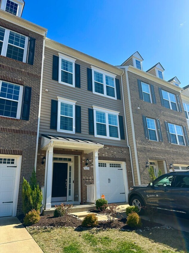 Primary Photo - Lovely 4 BR/3.5 BA Townhome in Upper Marlb...