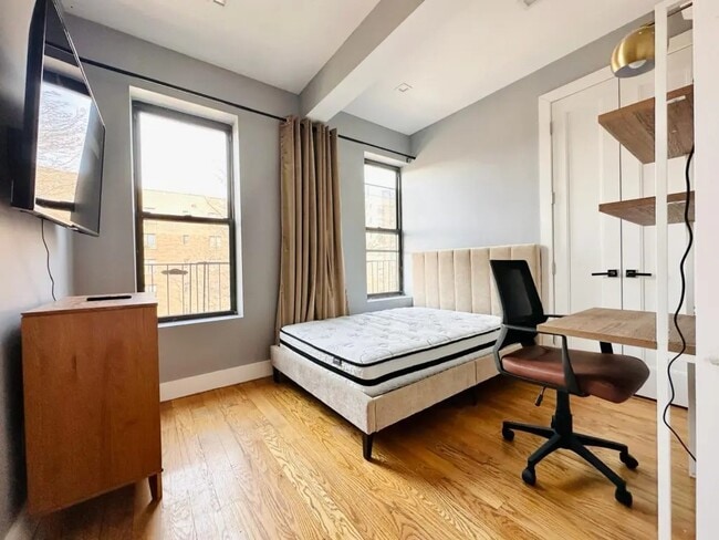 Building Photo - Furnished room/NOT APARTMENT