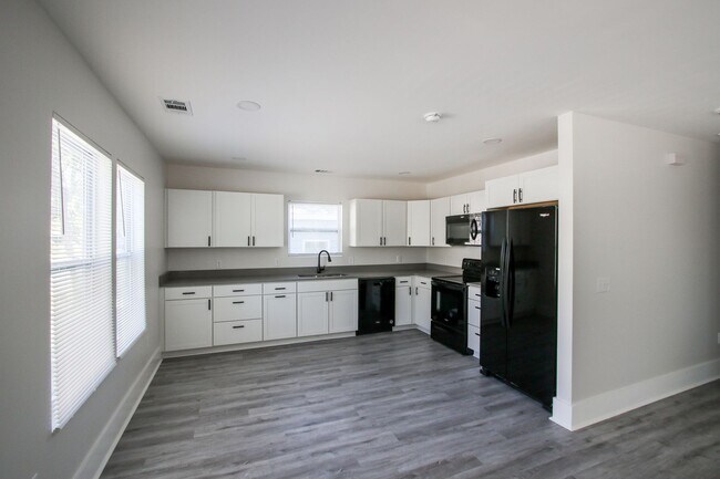 Foto del edificio - ?Move-In Special: $300 Off First Month if You Move by Feb 28, 2026!