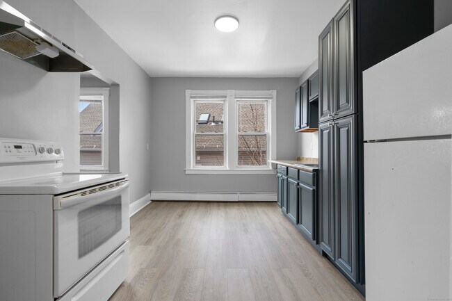 Building Photo - 202 Mather St