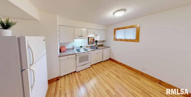 Building Photo - 1221 W Washington St