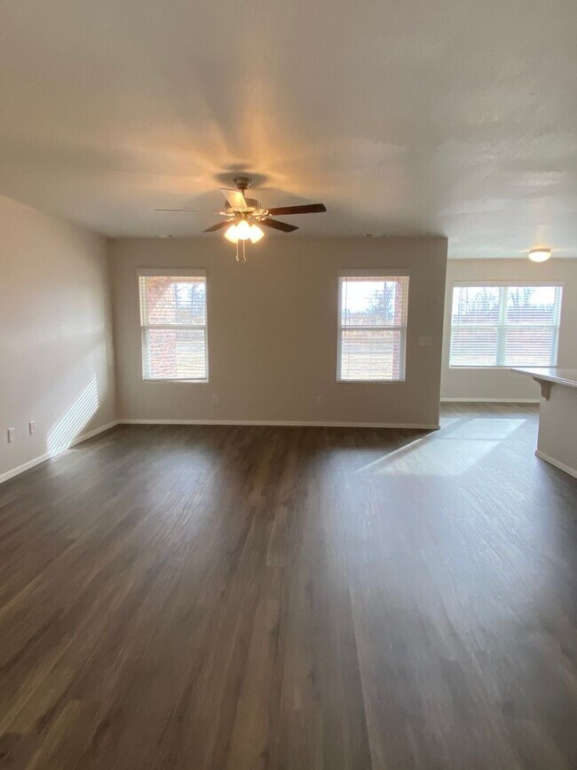 Foto del edificio - *PRE-LEASING* Three Bedroom | Two Bathroom...