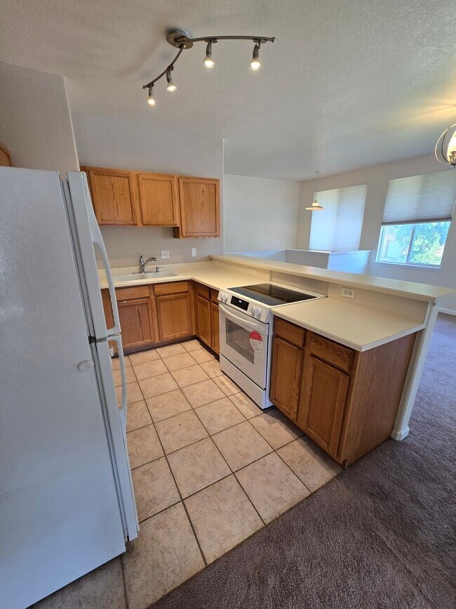 Foto del edificio - Spacious Townhome with Oversized 2-Car Gar...
