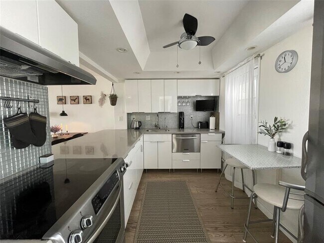 Building Photo - 1609 N Riverside Dr