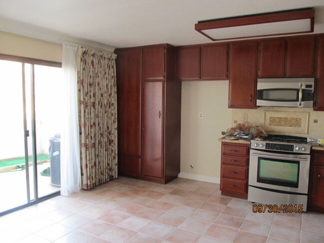 Building Photo - LOVELY 2 BR/1.5 BATH, 2 STORY CONDO WITH GARAGE