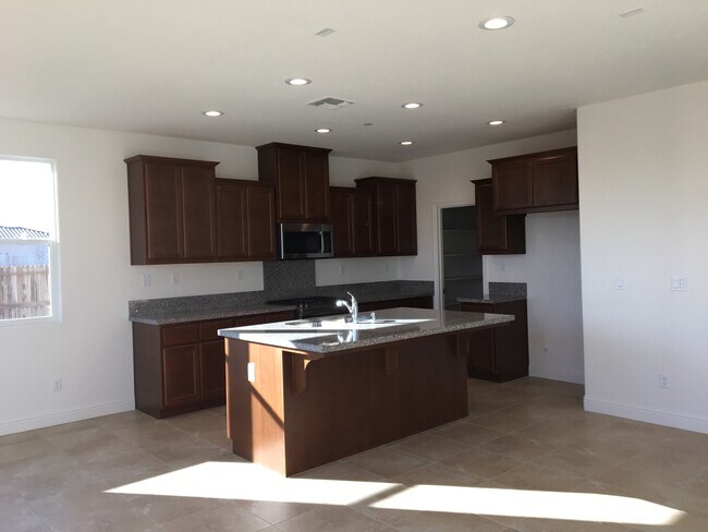 kitchen - 1390 W Woodward Ave