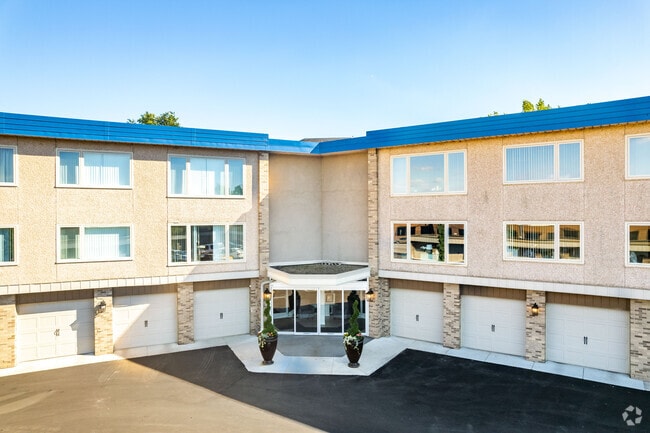 Front entrance - Minnetonka Edgewater Apartments and Boat Slips