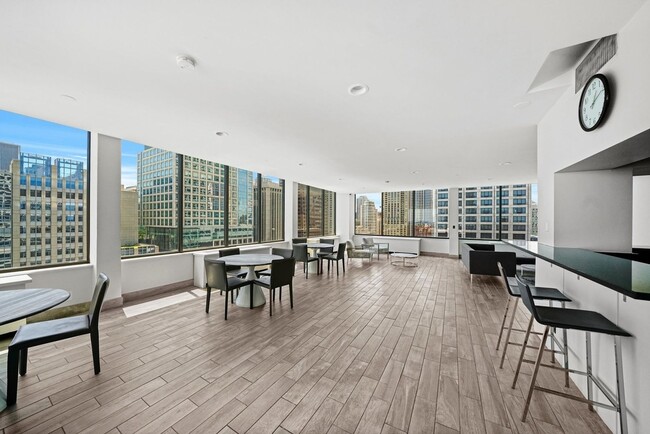 Building Photo - 2 bedroom condo with built in washer/dryer...