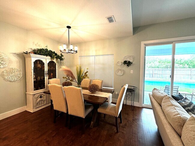 Building Photo - 175 Torrey Pines Dr