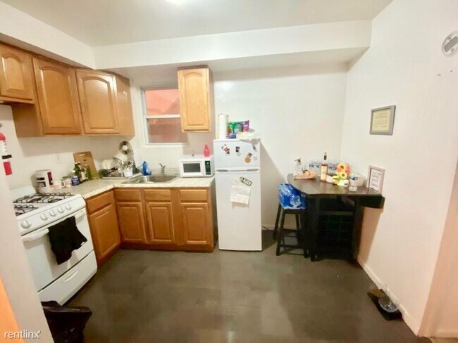 Building Photo - 2 br, 1 bath Triplex - 318 40th St