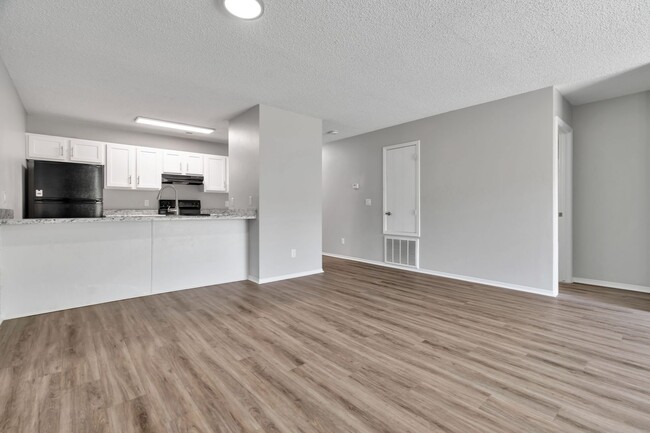 Building Photo - 3 Bed 2 Bath duplex just minutes to I-49