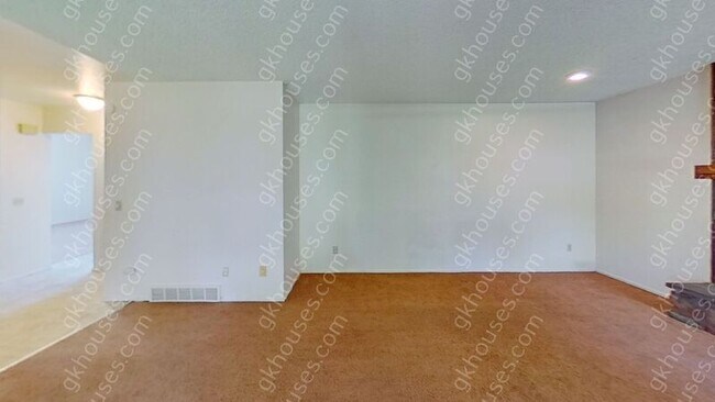 Building Photo - 144 Willow Pl S