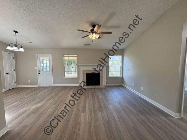Foto del edificio - Updated ranch home near uptown!