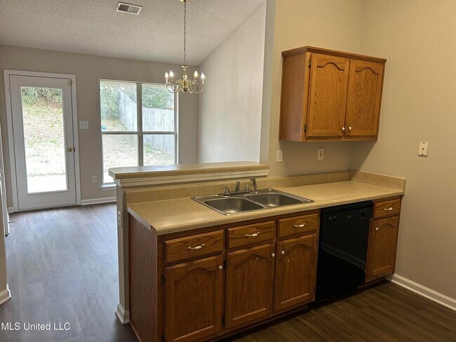 Foto del edificio - 5371 Bradley Dr