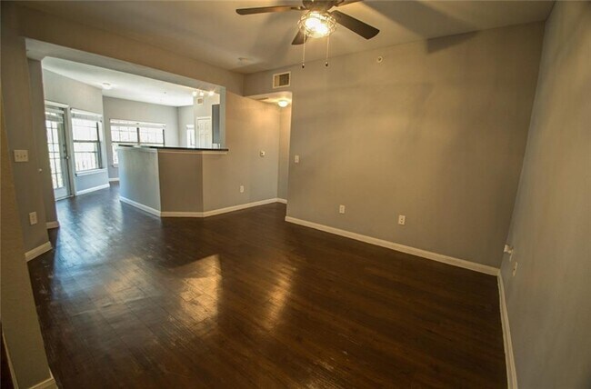 Foto del edificio - 2320 Gracy Farms Ln