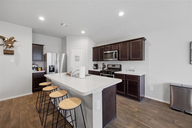 Foto del edificio - The price is right and the location is even better! Take a look TODAY at this like-new, 3/2, open...