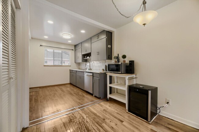 Foto del edificio - Sunny 1 bed, 1 bath near Wash Park - Available NOW!