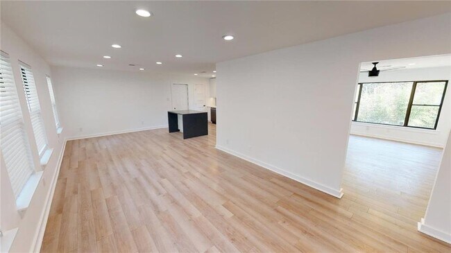 Building Photo - 1607 Sylvan Dr