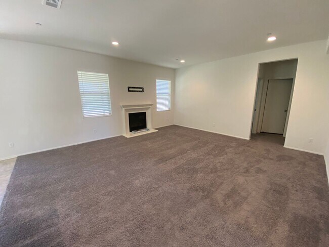Building Photo - Newer Construction 4 bedroom in Rosamond A...