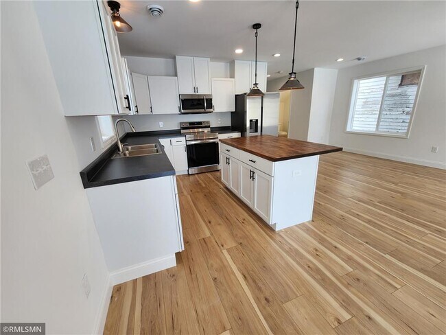 Foto del edificio - 703 Surrey Ave E